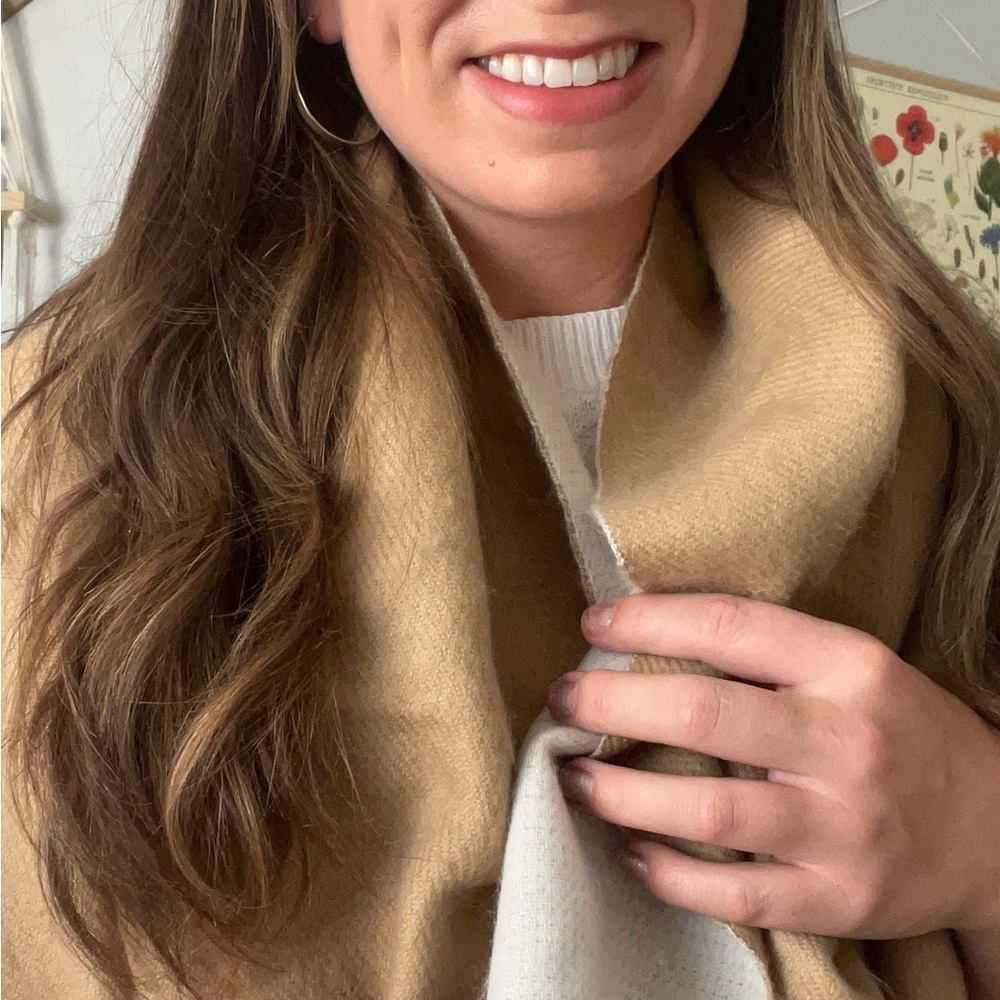 Reversable Scarf/Shawl Reversible Beige & Cream *NEW WITH TAGS*